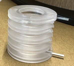 Bobine plastique avec picots insérés, prête pour l'étape de bobinage